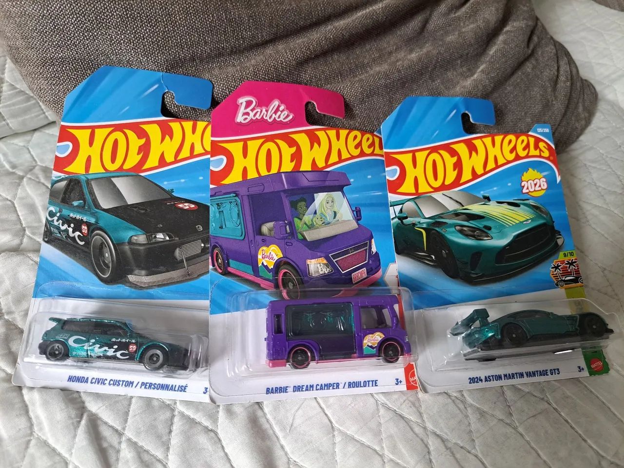 03 Carrinhos Hot Wheels : Honda / Aston Martin / Barbie - Foto 2
