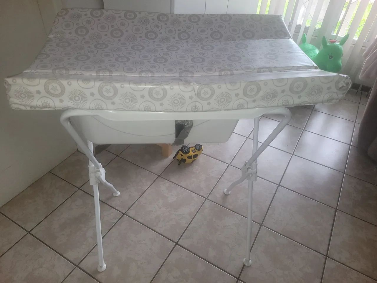 Banheira de bebê  c trocador e pé 