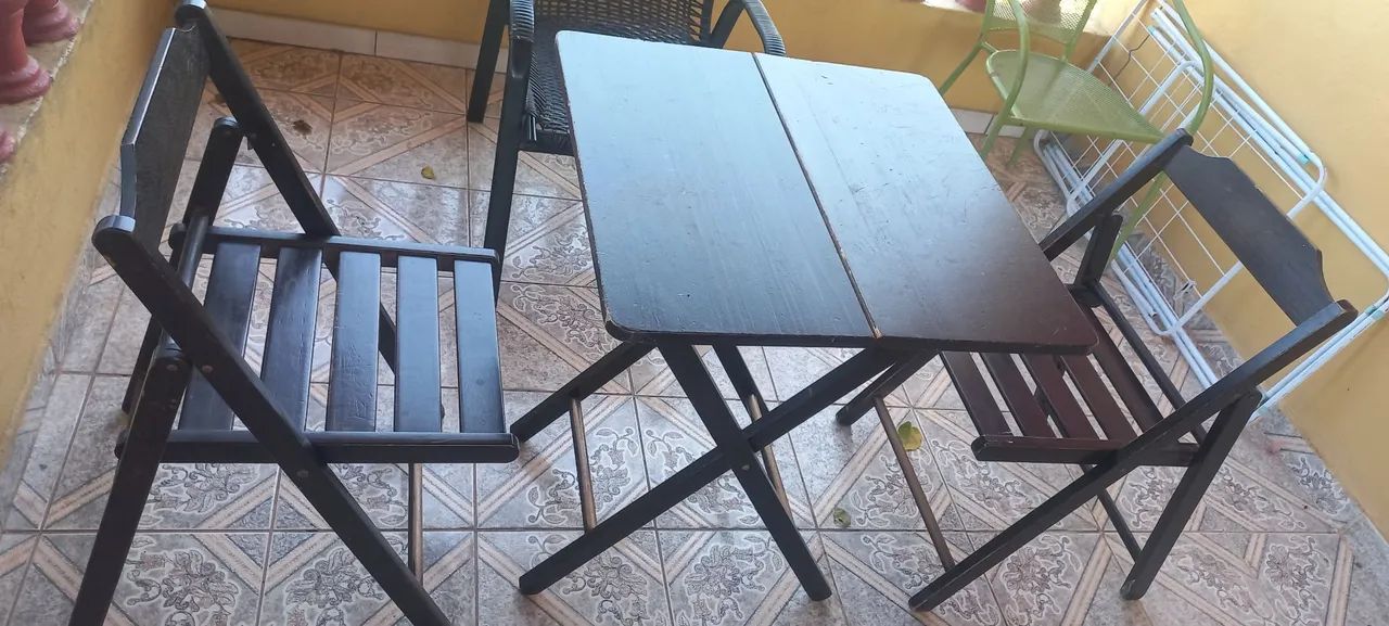 Jogo de Mesa e Cadeiras de Balanço 