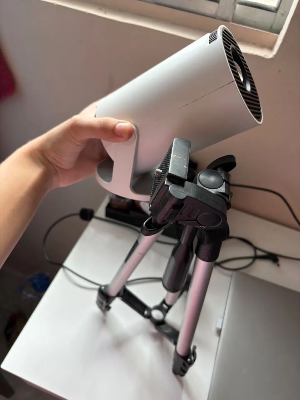 Kit projetor hy300 com tripé - pouco tempo de uso - Foto 2