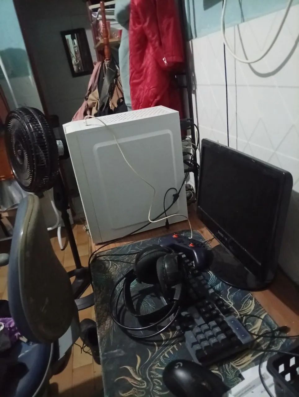 Computador com monitor, fone, mouse pad grande e mouse - Foto 3