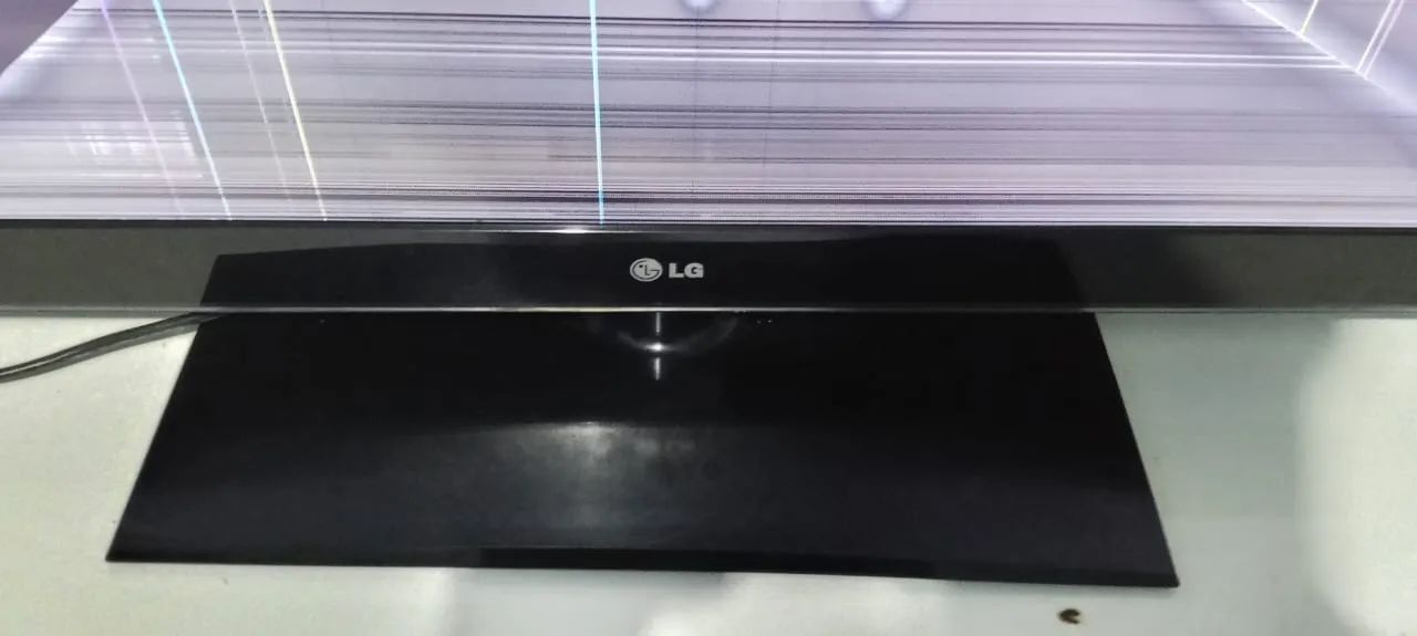 Tv Lg 42 Polegadas (Modelo 42LW4000) - Com Tela Trincada / Para Retirada de Peças - Foto 2