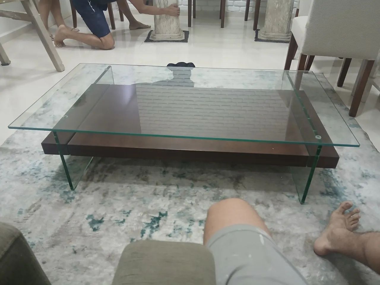 Mesa de centro para sala, madeira de lei e tampão de vidro - Foto 4