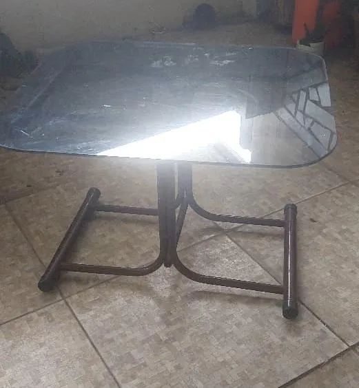 Mesa de Centro com Vidro Temperado - Estrutura Tubular | Bem Conservada - Foto 4