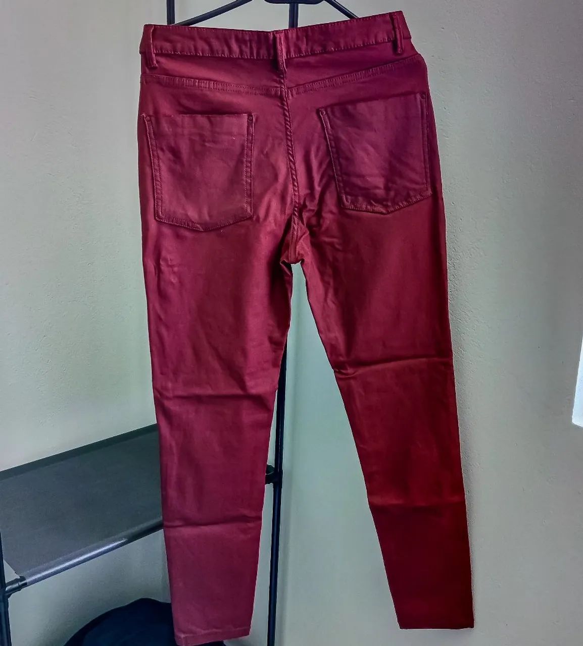 Calça Skinny resinada bordô/vinho - Foto 2
