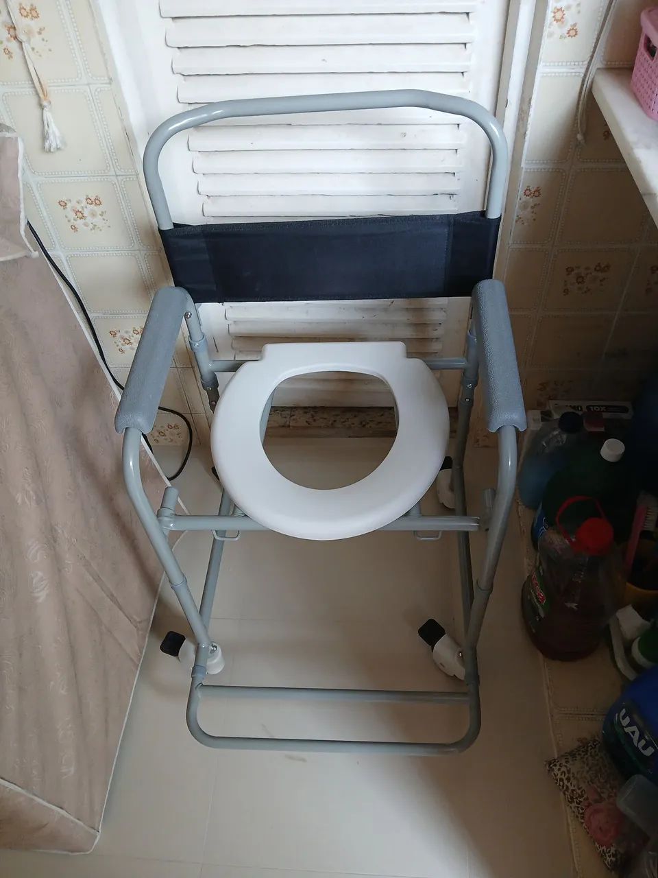 Cadeira de rodas, assento de silicone e cadeira de banho novos. - Foto 3