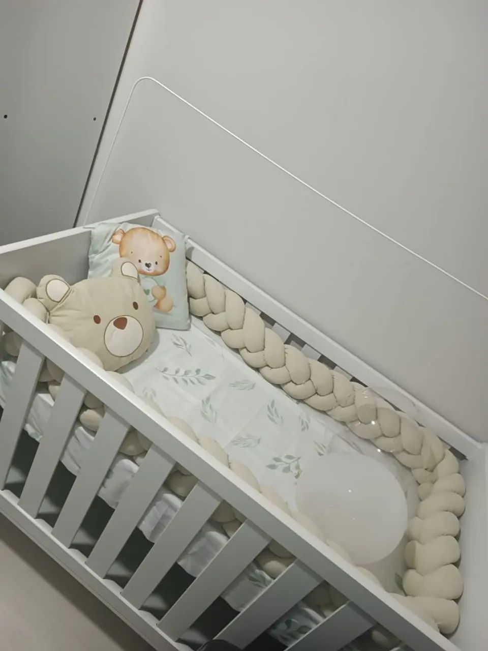 Berço branco com arco