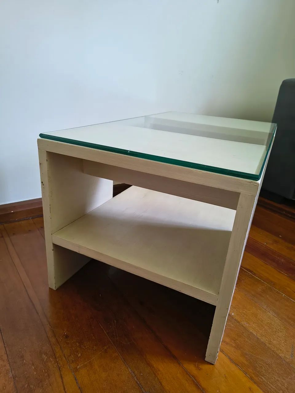 Mesa de centro de madeira maciça e tampo de vidro