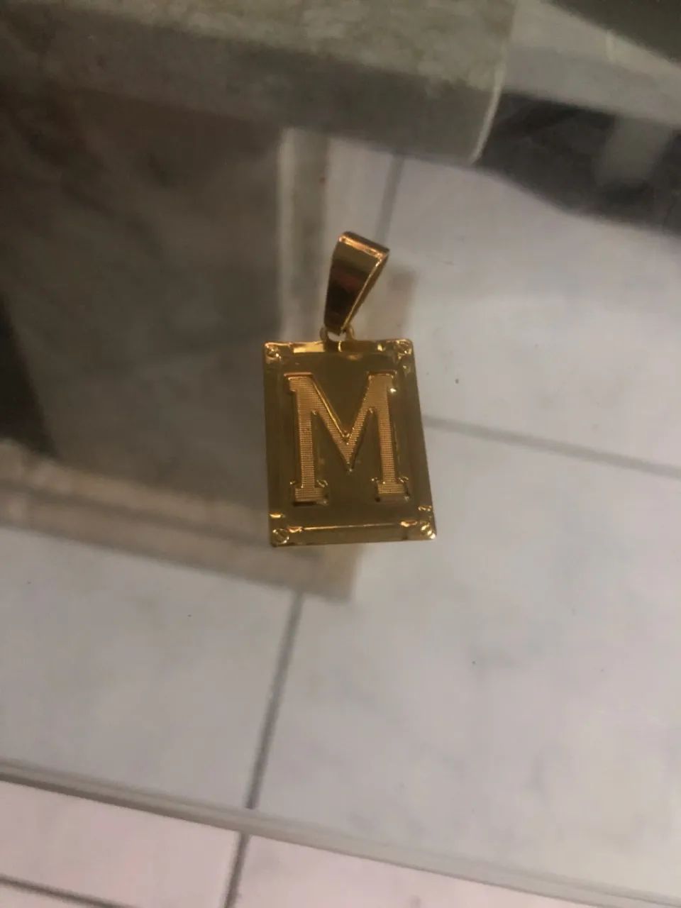 Pingente Letra M Dourado (Modelo Placa) - Foto 3