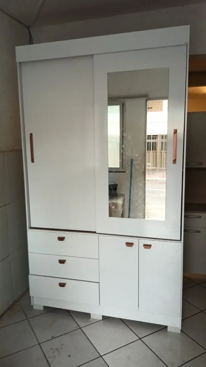 Guarda-roupa com espelho e porta de correr - R$ 950,00