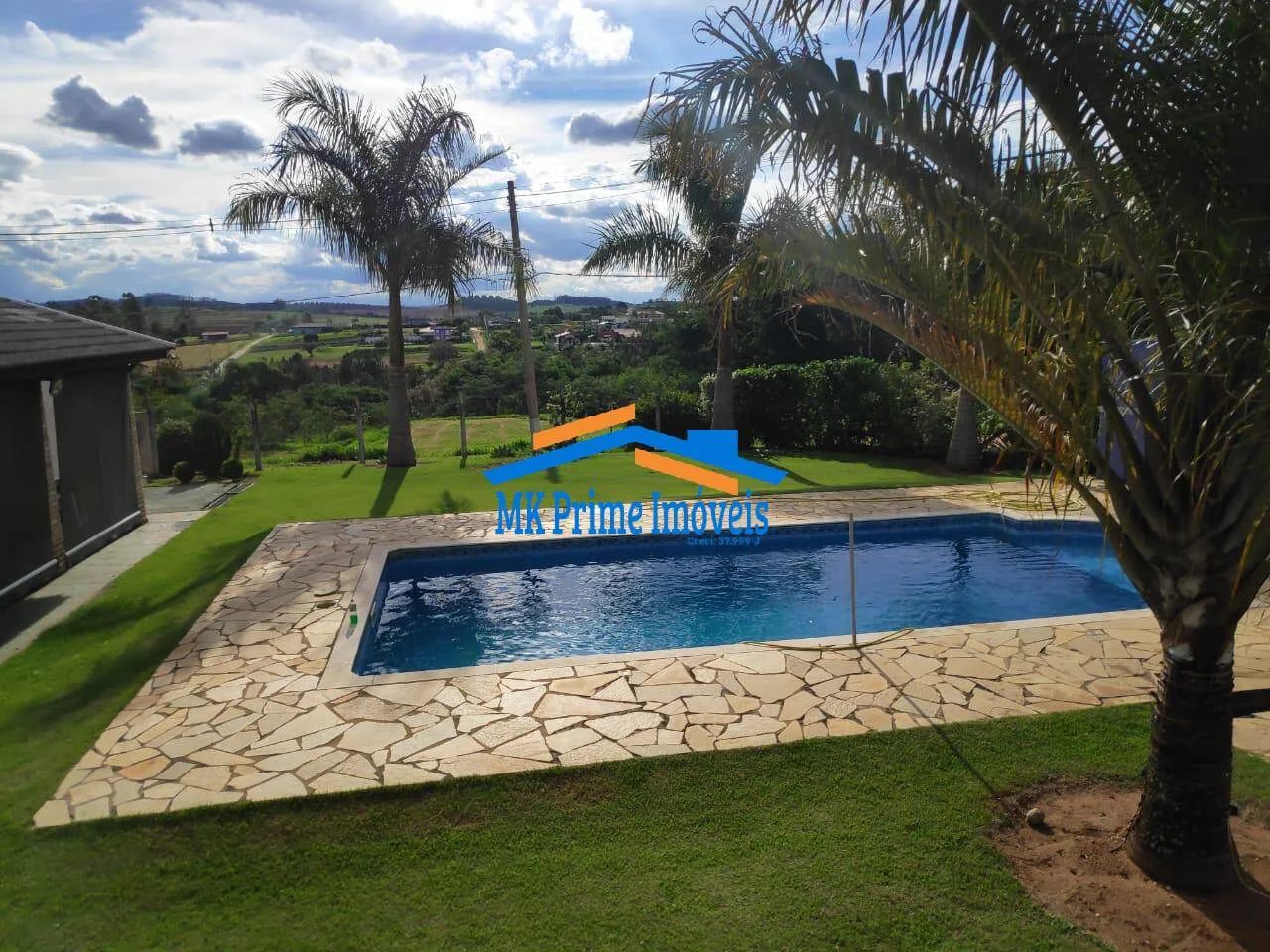 Chácara Completa com 1.360m², Área de Lazer e Garagem para 15 Carros.