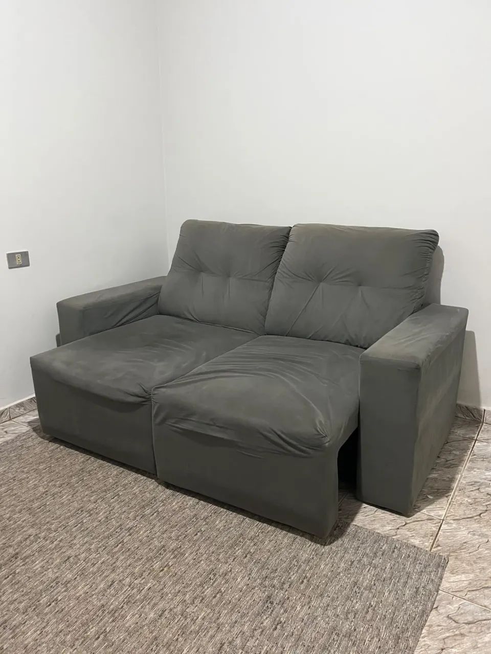 Sofá de 2 lugares à venda Sofá confortável, Cor cinza, ideal para sala.