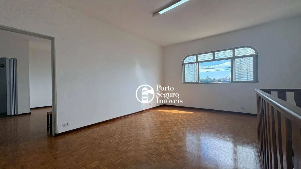Um sobrado com 03 salas grande , banheiros e área para cozinha.