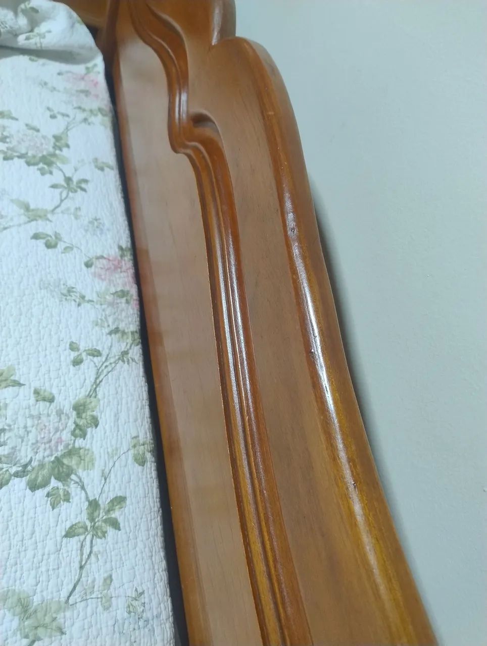 Cama casal , madeira maciça com 4 gavetas e criado mudo  - Foto 2