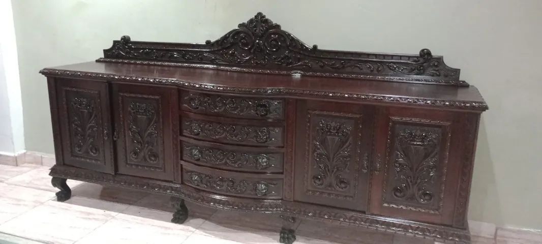 Buffet pata de Leão antiguidade com mais de cem anos, em excelente estado 