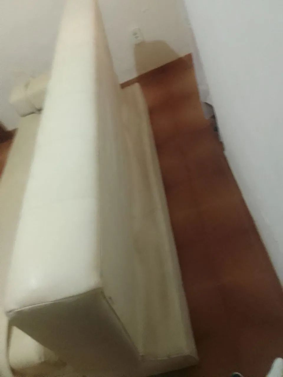 Vendo Sofá Cama de Cor Creme Couro Já Usado . - Foto 3