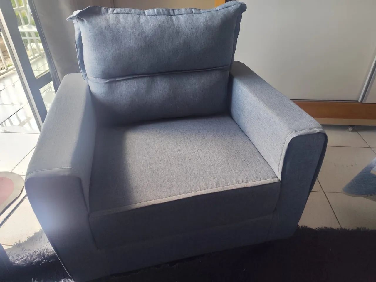 Poltrona decorativa cinza em suede - Foto 2