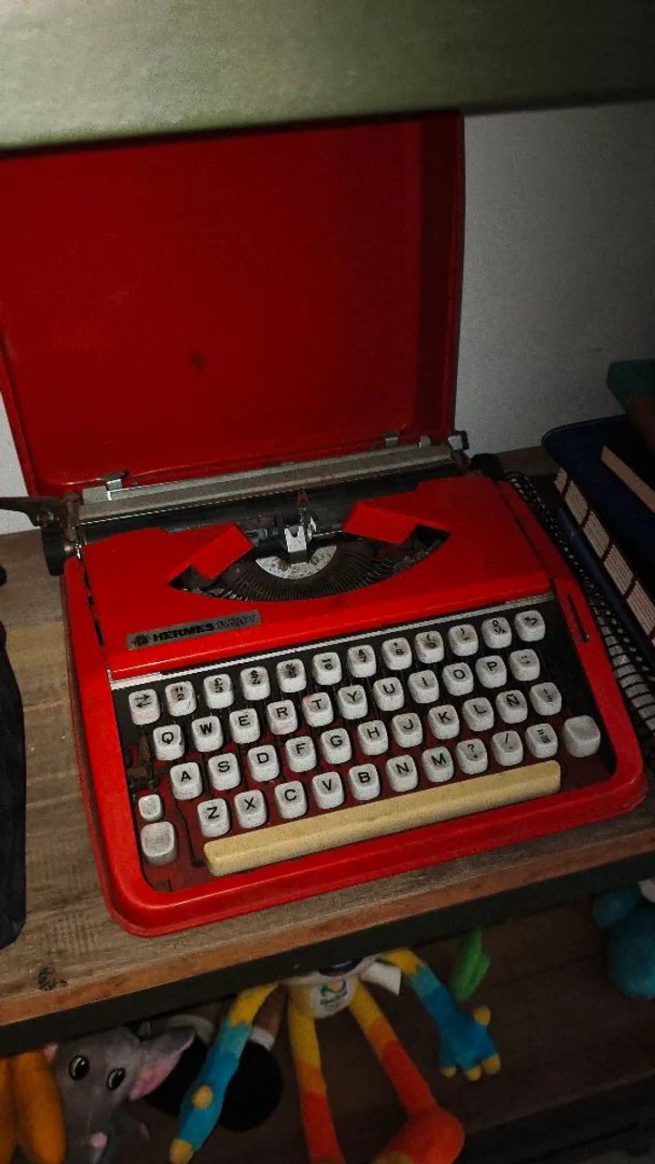Máquina de escrever datilografia antiga vintage Hermes baby