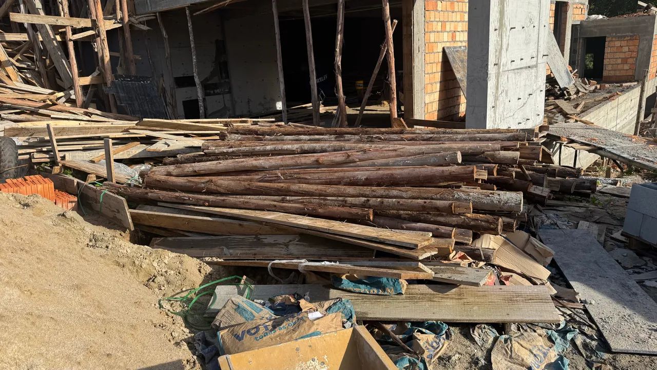 Escoras para obra (3,00 cada)  e restos de madeira - Foto 2