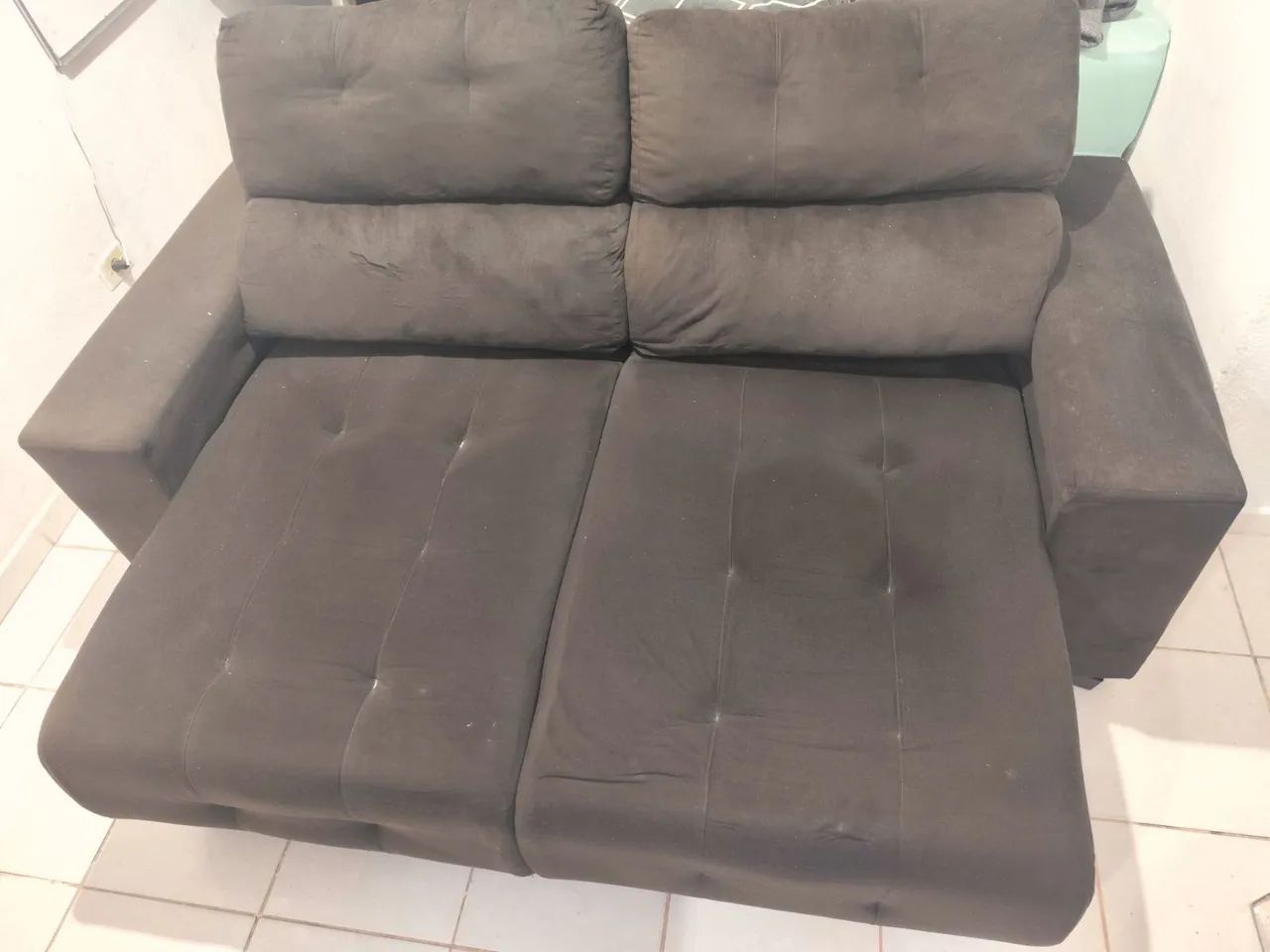 Sofá retrátil reclinável marrom em suede, ótimo preço - Foto 2