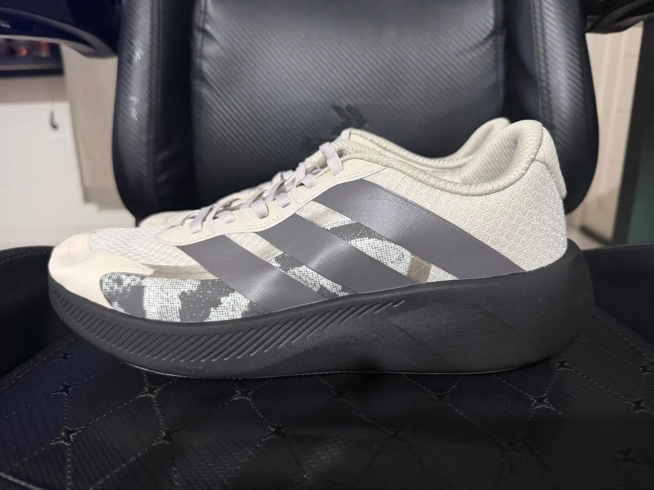 Tênis Adidas Hyperboost Edge - tamanho 43 