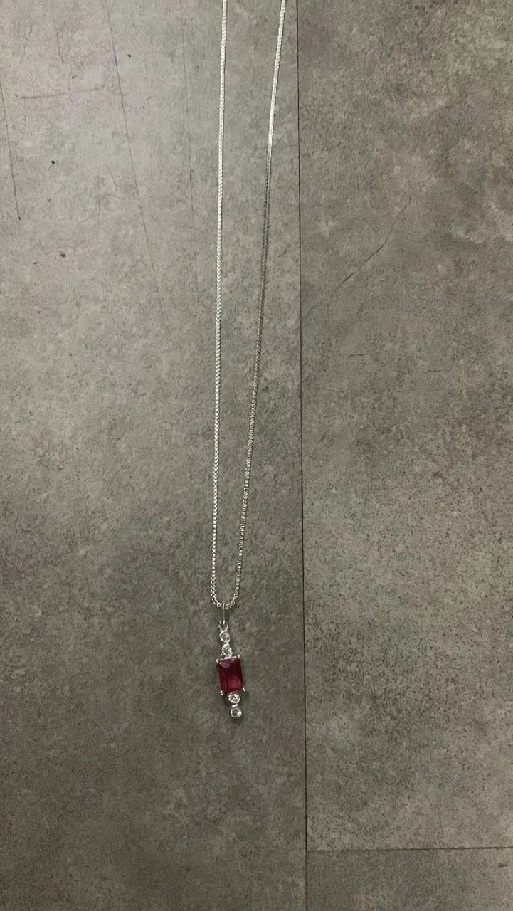 Vendo colar prata com pingente rosa 