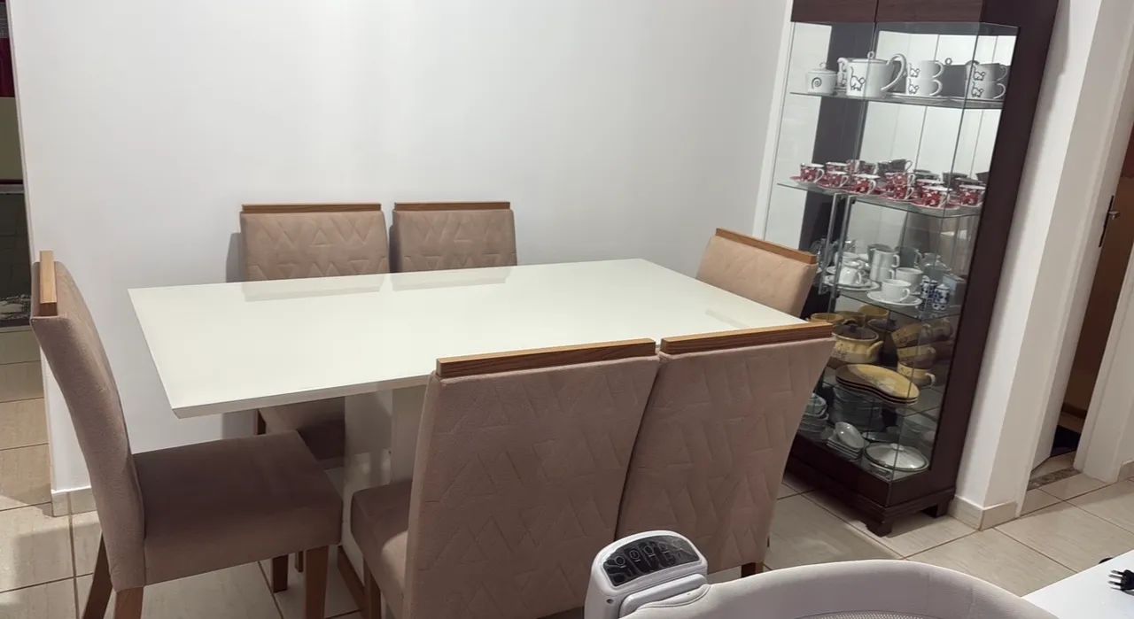 Mesa com 6 cadeiras