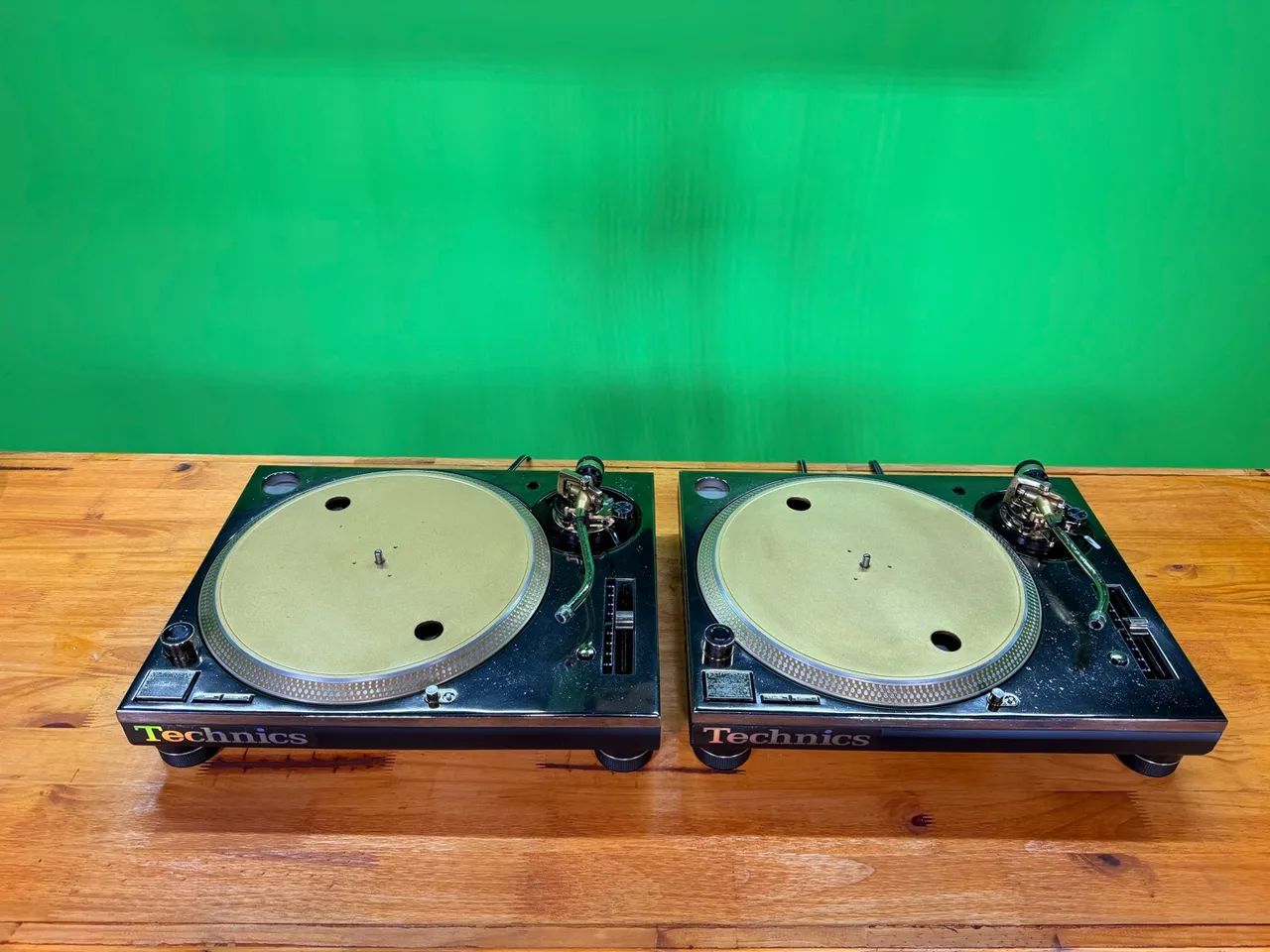 Par Technics SL1200MK5 dourada com case