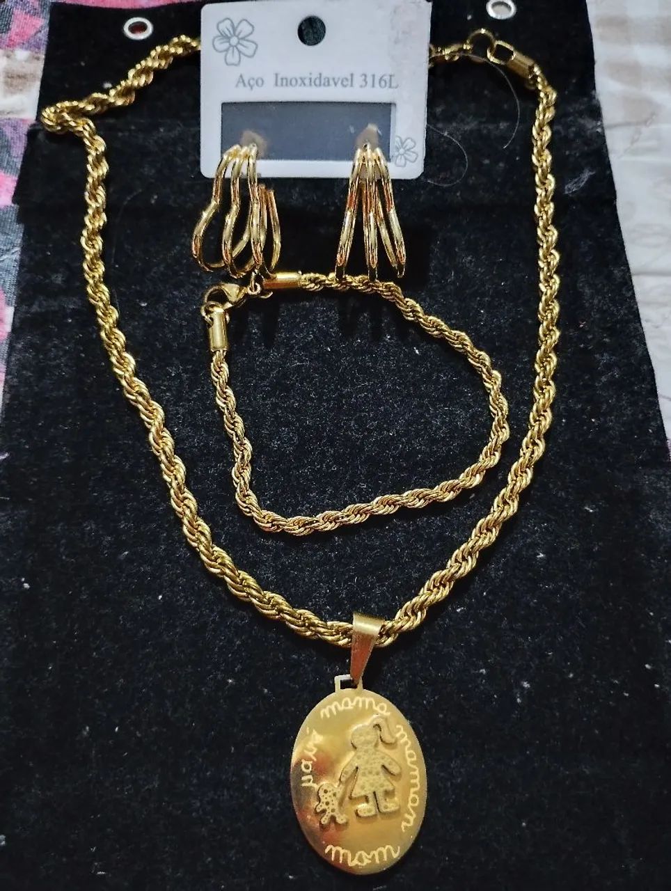 Conjunto em aço com dourado 