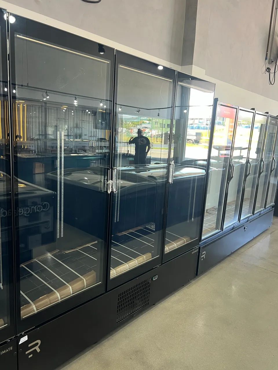 Cervejeira expositora 5 portas linha Premium Refrimate nova 1860 litros  - Foto 2