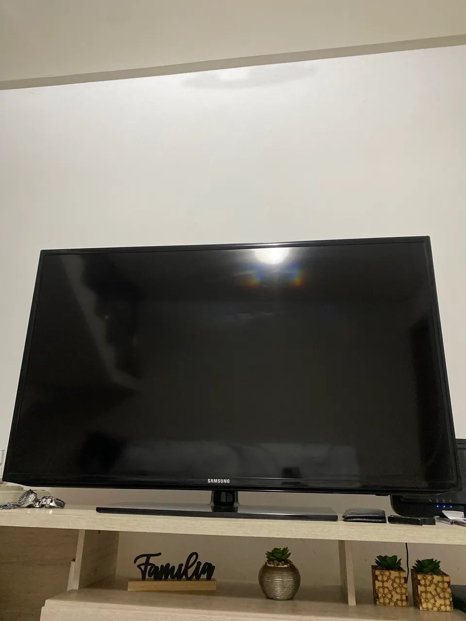 Televisão com o tubo de imagem quebrado