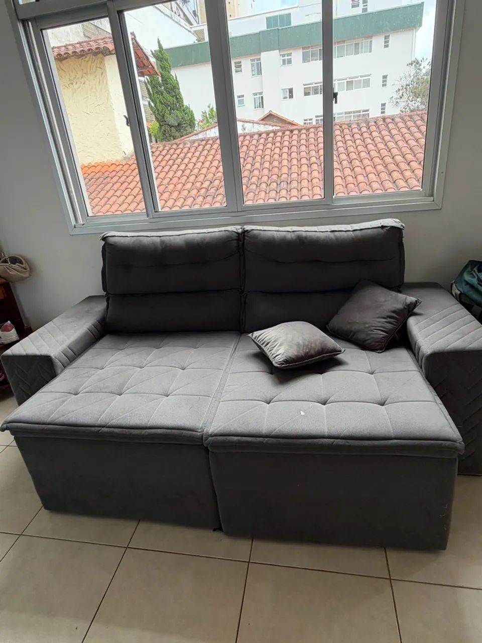 Sofá retrátil cinza 