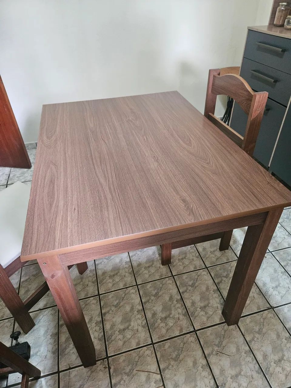 Mesa De Jantar Com 4 Cadeiras - Compacta e Amadeirada (1,05m)