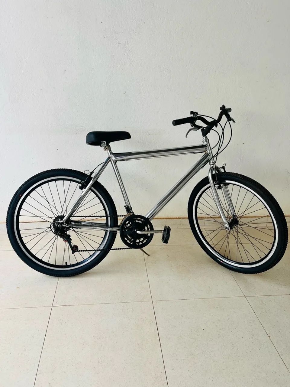 Bicicleta aro 26 cromada - Foto 2