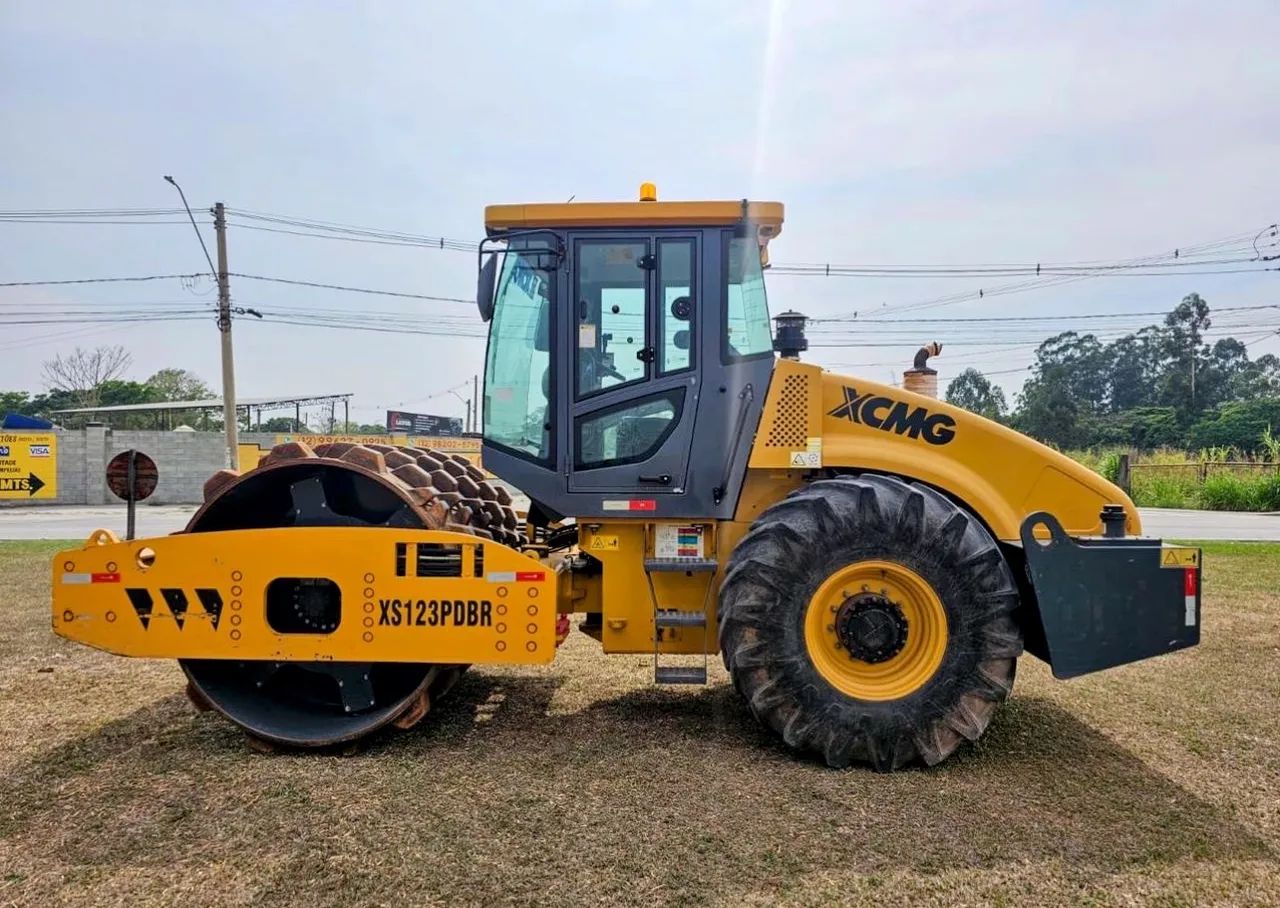 Rolo Compactador XCMG XS123 PDBR ano 2020 com 2.500 horas, Pata / Liso, em São Paulo 