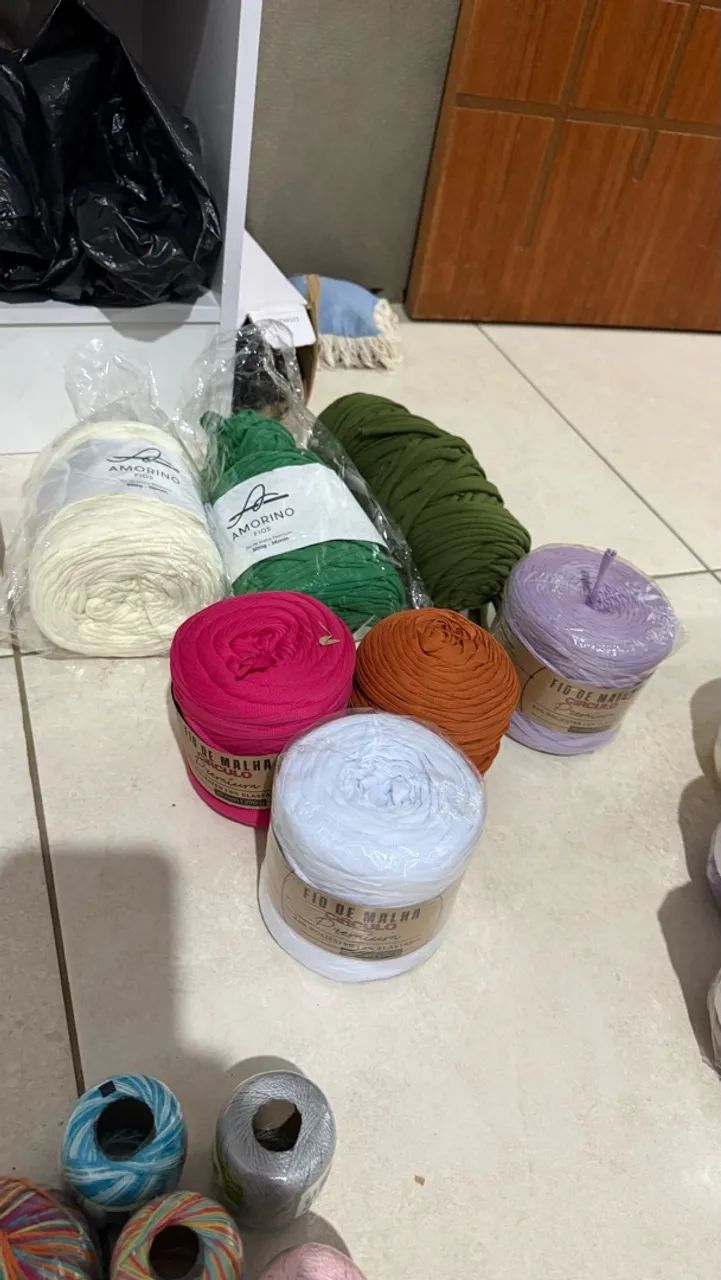 Lote de linhas e lãs crochê 