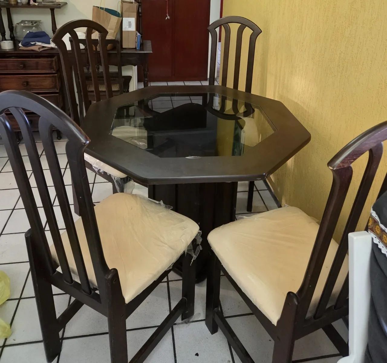 Mesa octagonal com quatro cadeiras.