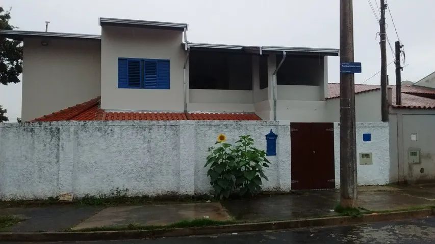Aluga-se no Jd. das Amoreiras.