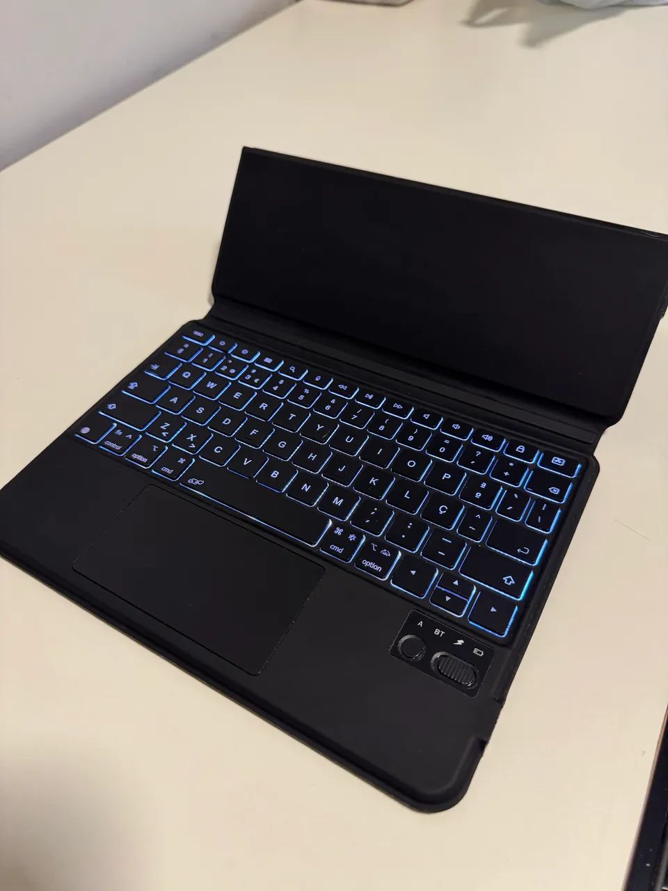 Capa Teclado Bluetooth iPad 11th A16 10.9pol. - Foto 2