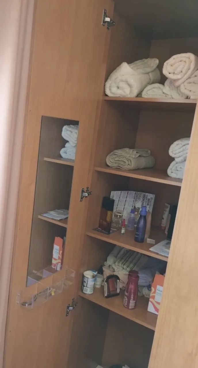 Guarda-roupa 6 portas em ótimo estado - Foto 4