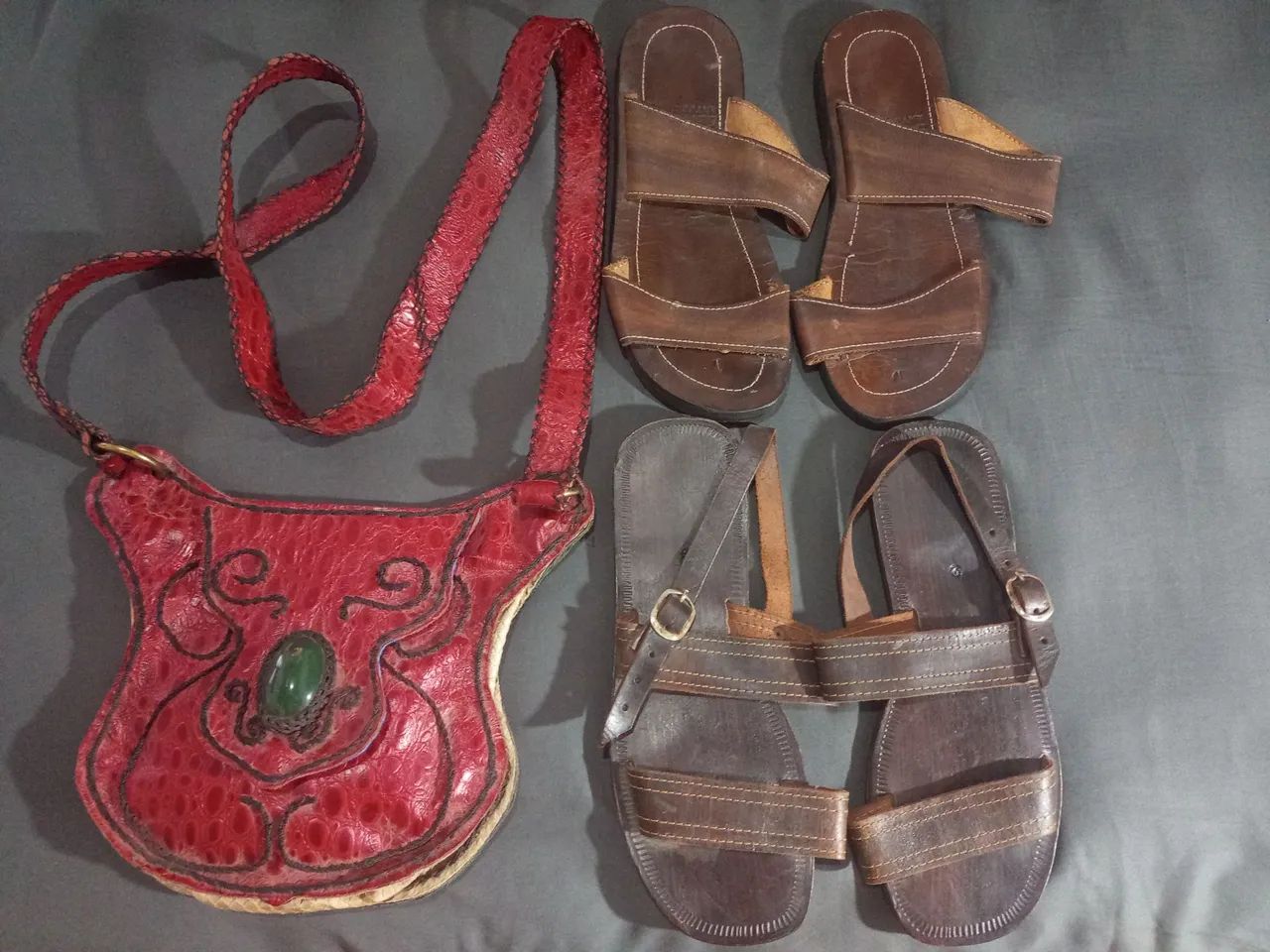 Bolsa e sandálias de couro 