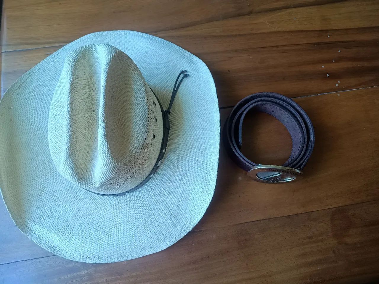 Vendo chapéu é fivela em couro.  - Foto 2