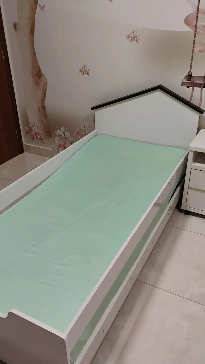 Semi Nova- Cama montessoriana solteiro casinha 
