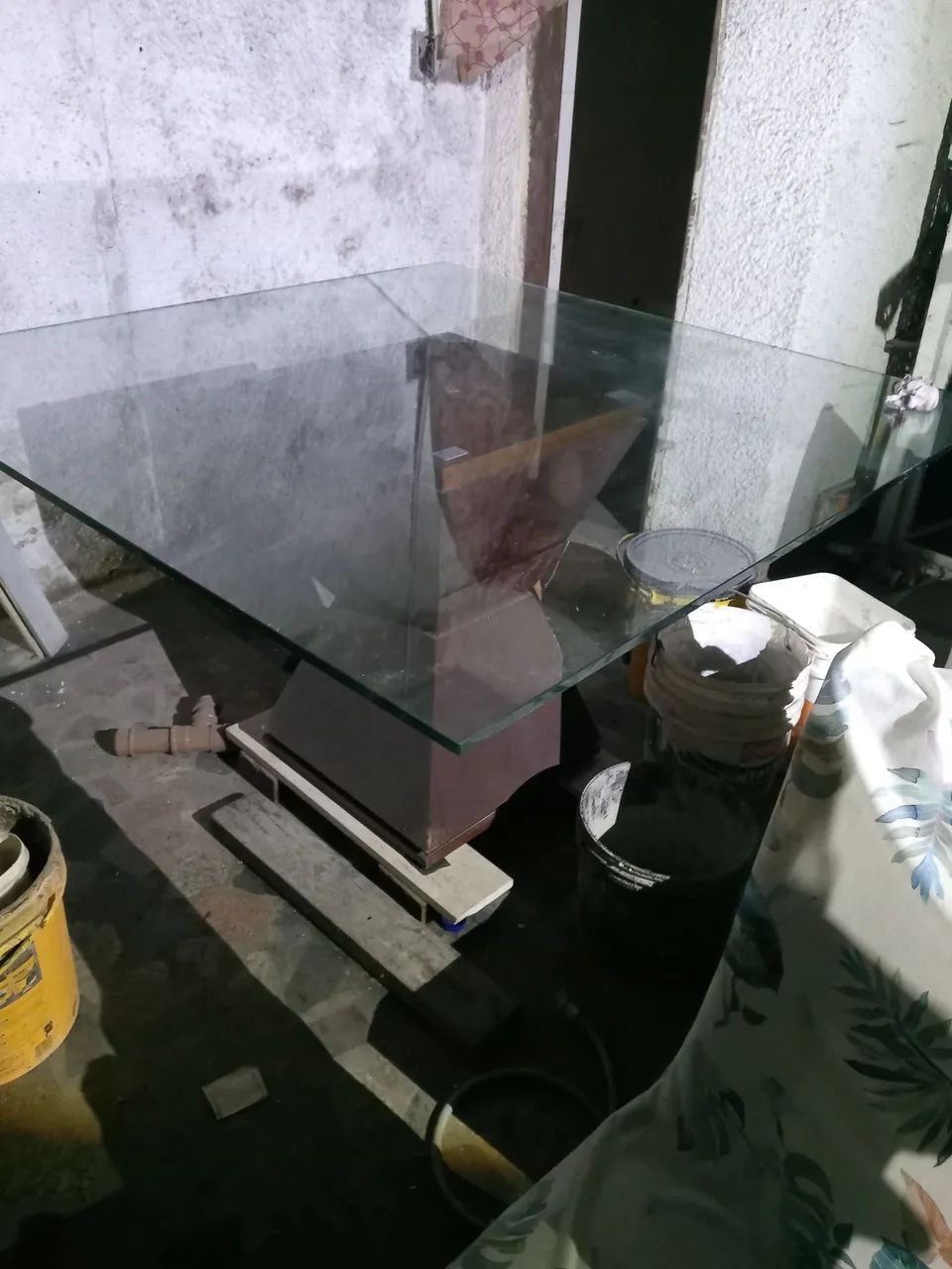 Mesa de Vidro com Base Robusta em Madeira  - Foto 5
