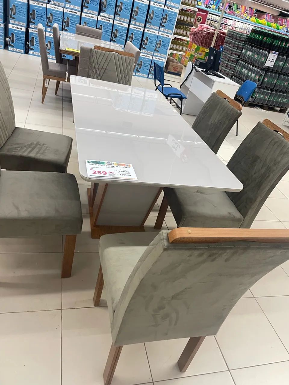Mesa de vidro com cadeiras almofadadas