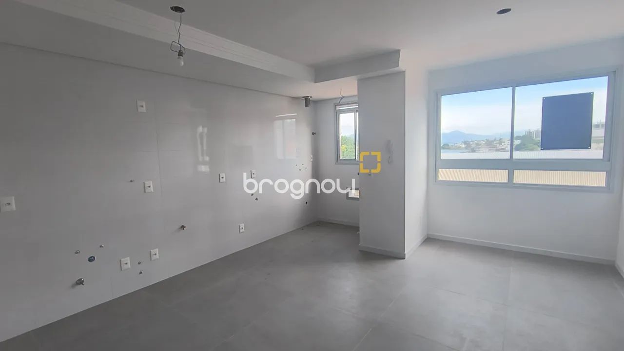 Apartamento com Vista para o Mar em Coqueiros | 2 Dormitórios (1 Suíte)