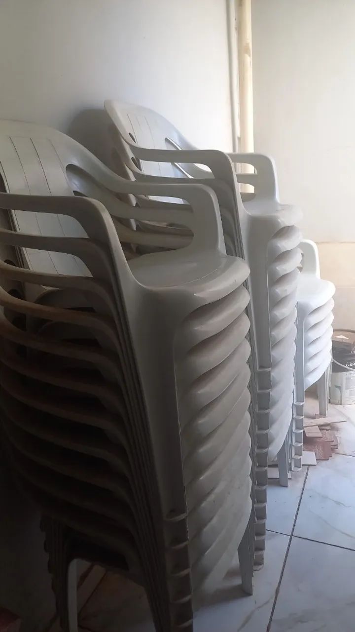 Cadeiras plásticas para bares e igrejas 