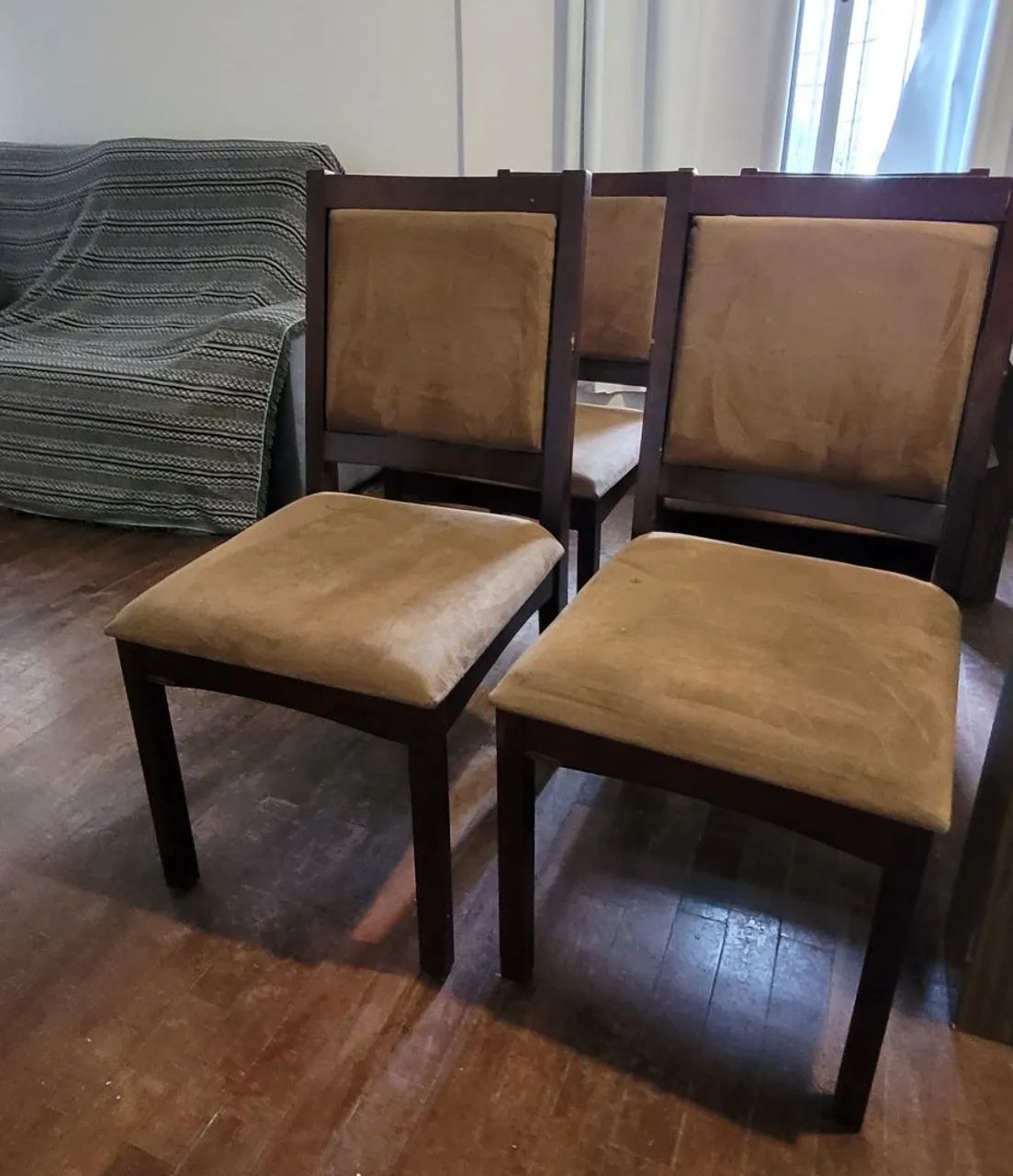 4 Cadeiras madeira maciça com estofados - Foto 2