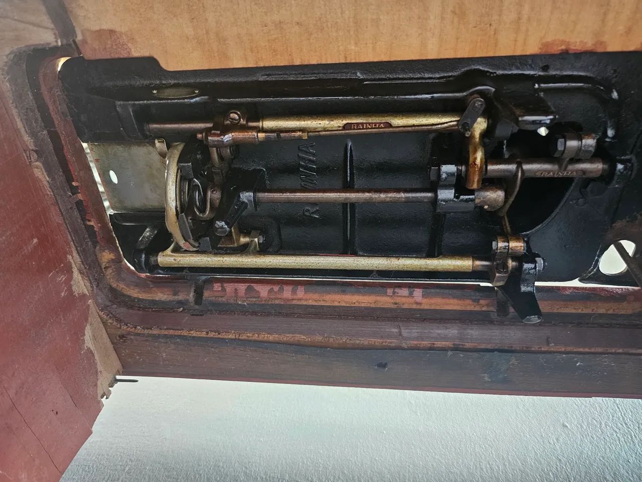 Maquina de Costura Antiga Rainha funcionando tudo/1950 - Foto 4