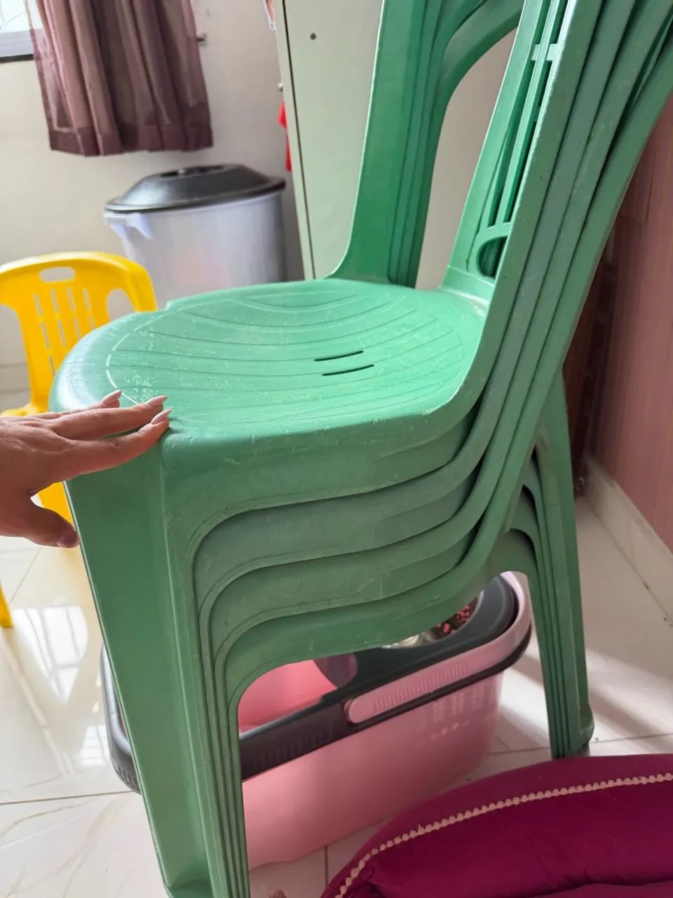 Venda de 4 cadeiras de plástico 